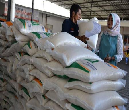 Ilustrasi pendistribusian beras bantuan cadangan pangan untuk warga Pekanbaru (foto/int)